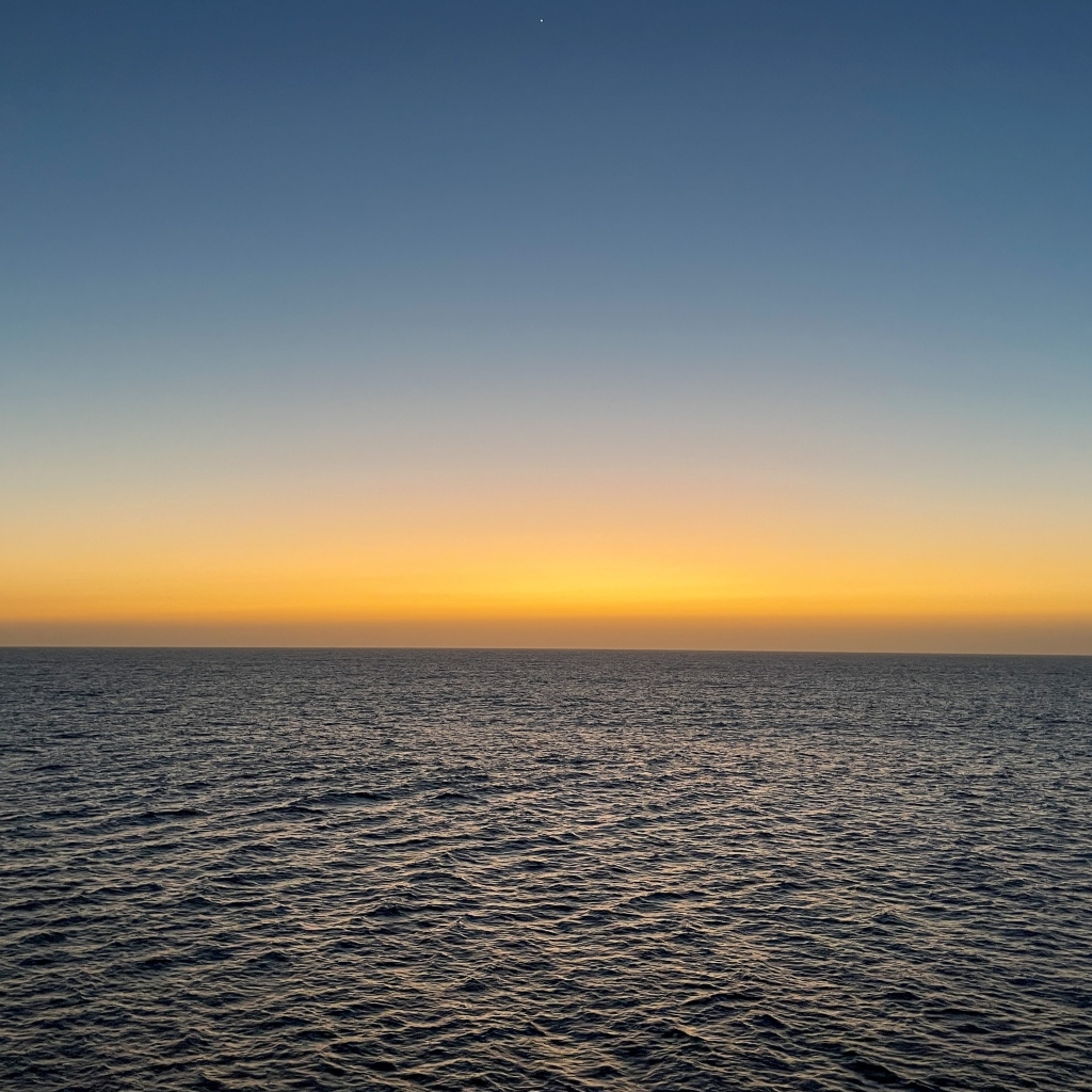 Закат солнца на горизонте над морем