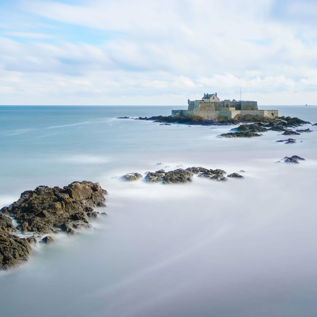 Крепость стоит на острове в море