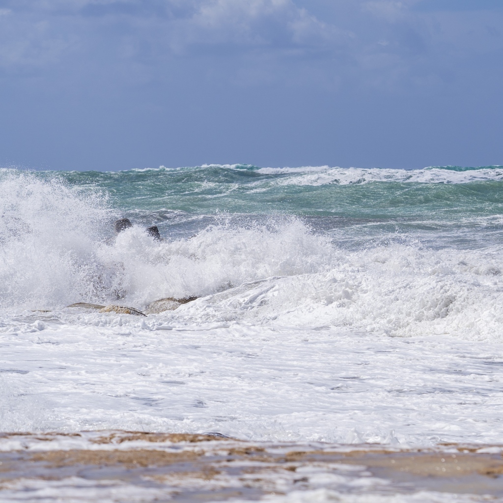 Белая морская пена на берегу моря