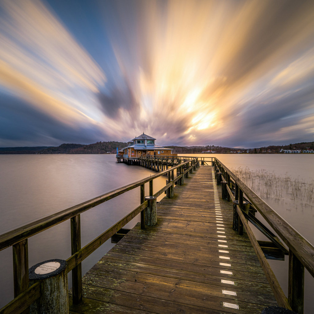 Деревянный пирс у моря на закате