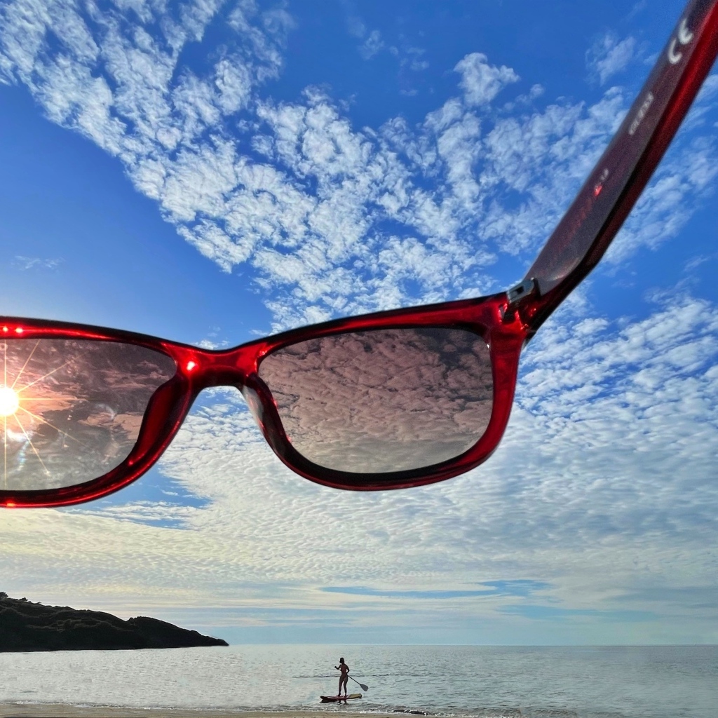 Солнечные очки на фоне неба летом