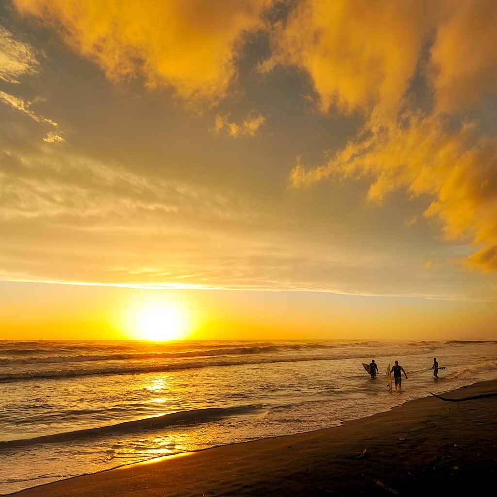 Красивый низкий закат солнца над морем