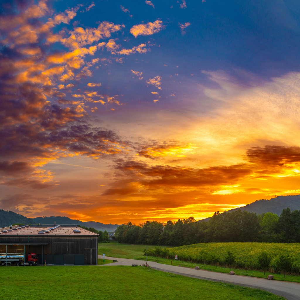 Красивое небо на закате солнца над домом