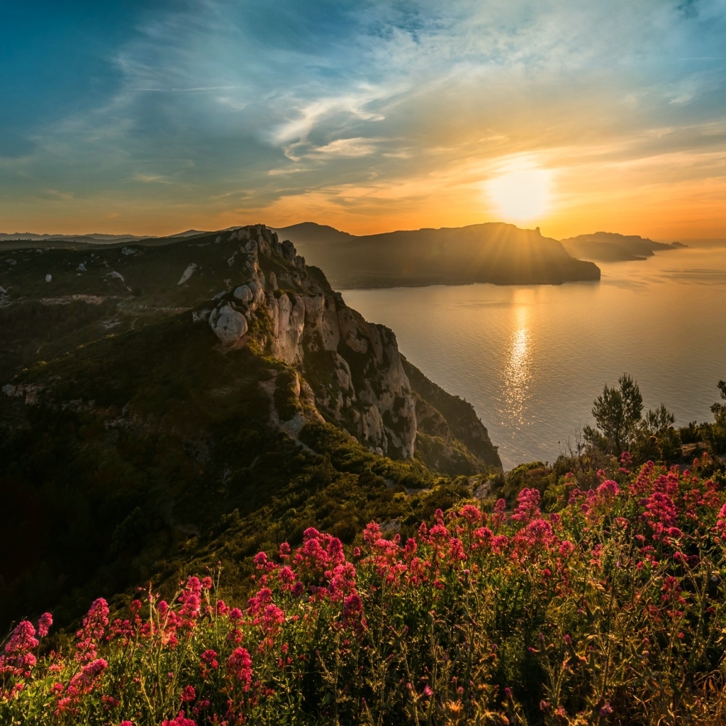 Красивый рассвет солнца над горами летом
