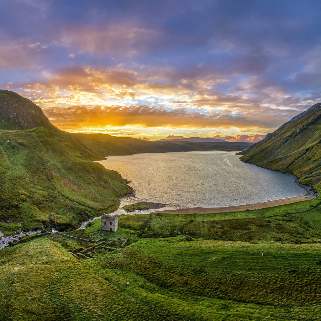 Красивый закат солнца над горным озером