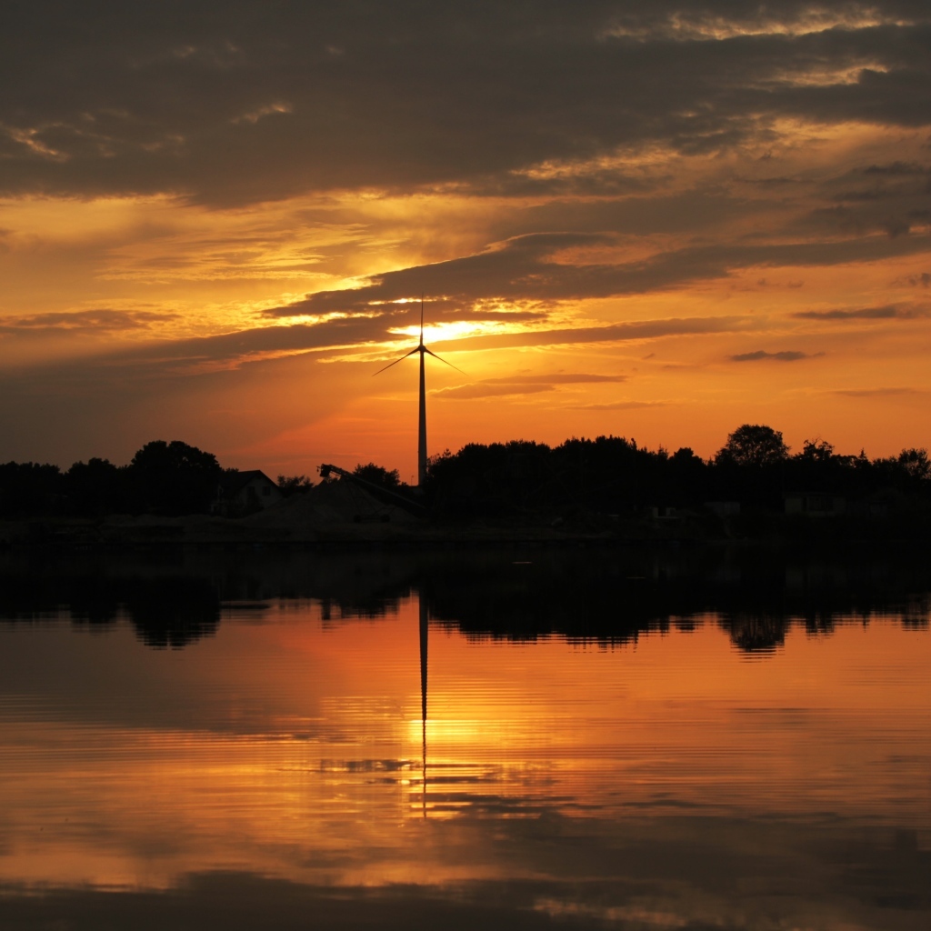 Красивый закат солнца отражается в озере