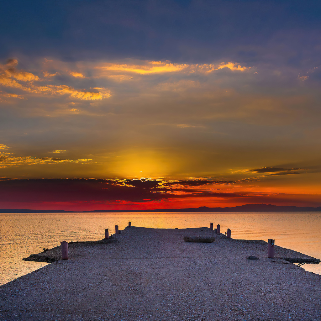 Мост у морского залива на закате солнца