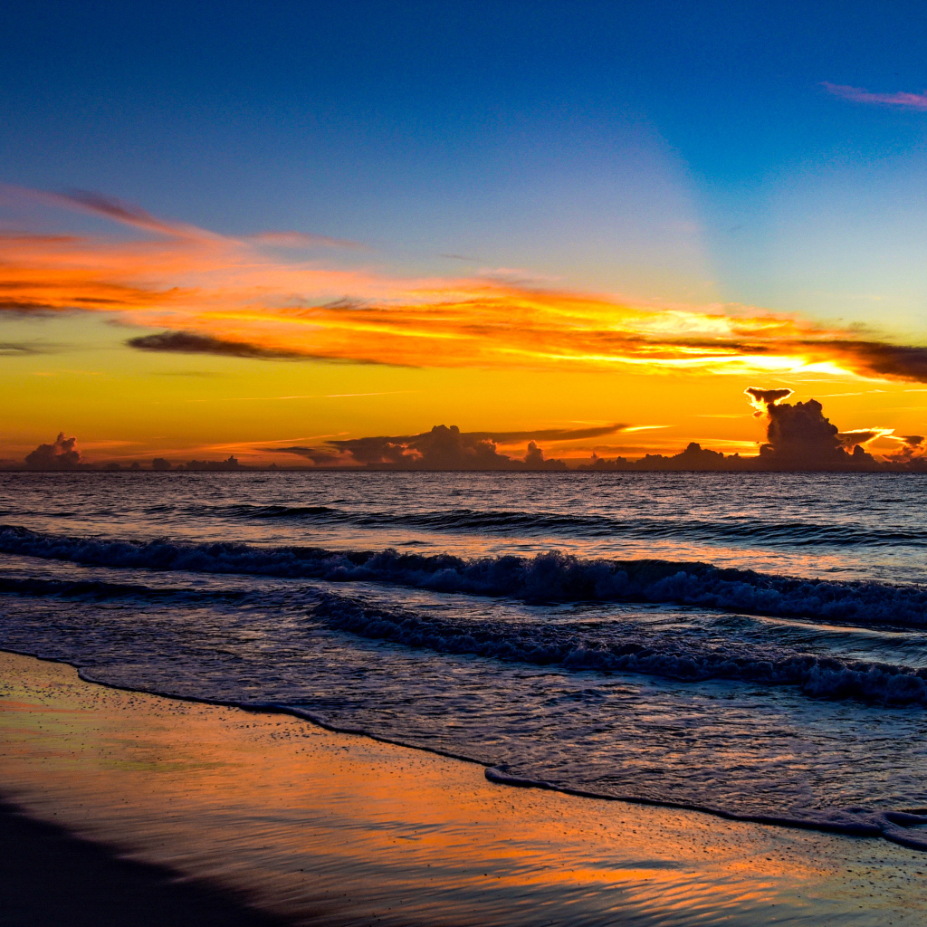 Яркие лучи солнца на закате над морем