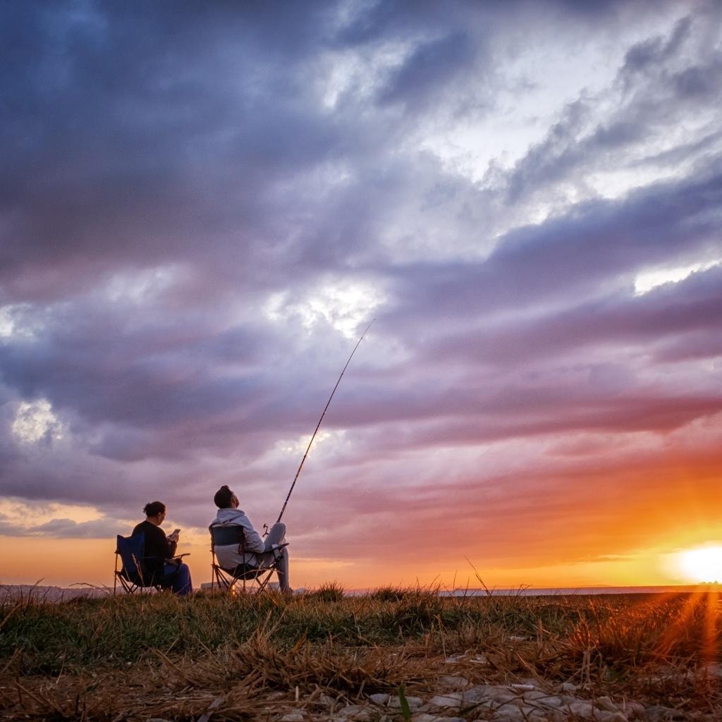 Рыбалка на закате яркого летнего солнца
