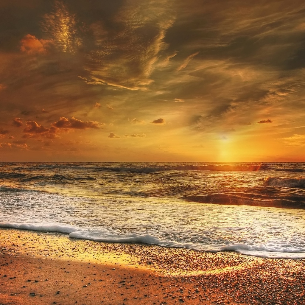 Закат солнца в небе у морского побережья