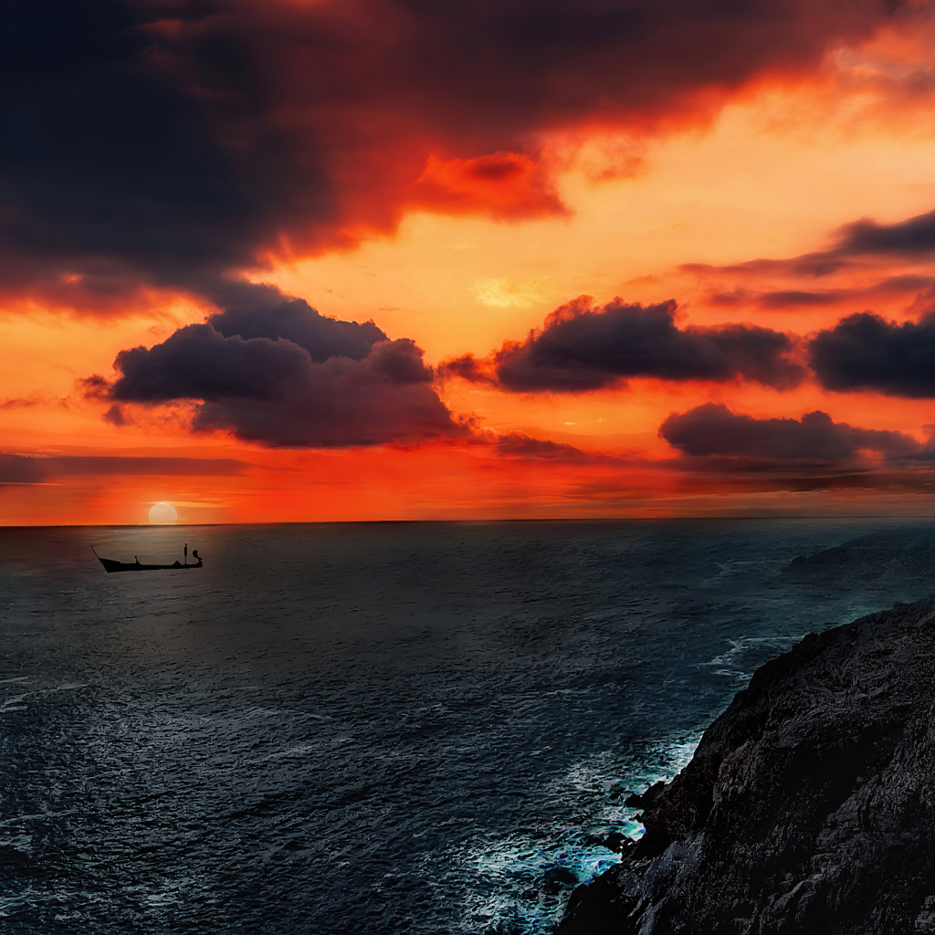 Красный закат солнца окутал спокойное море