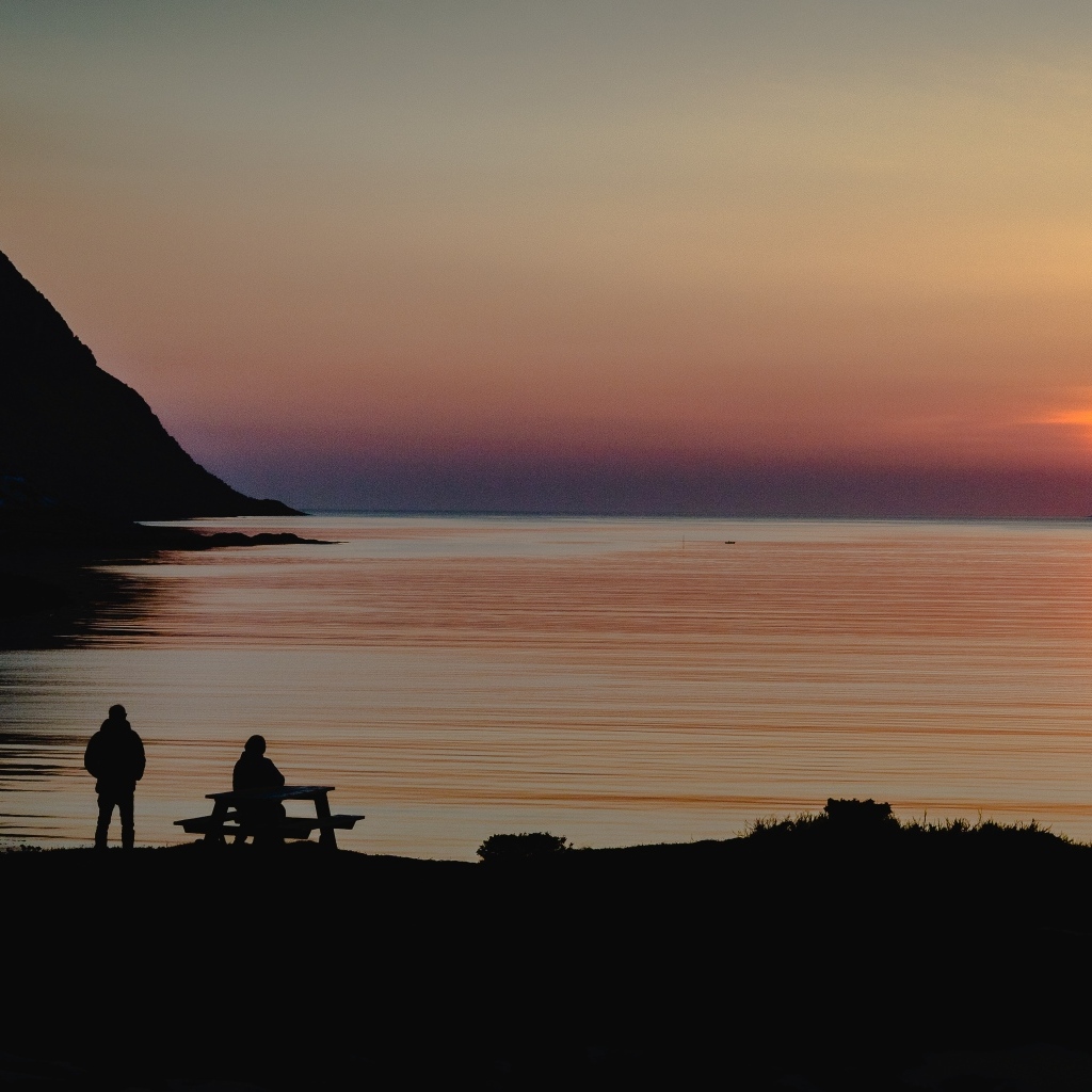 Солнце скрывается за горой в заливе