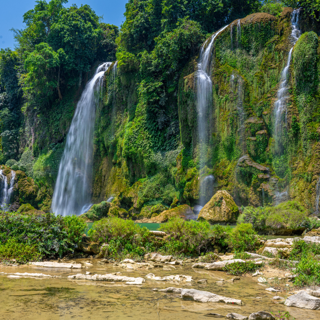 Красивые водопады стекают по склону горы