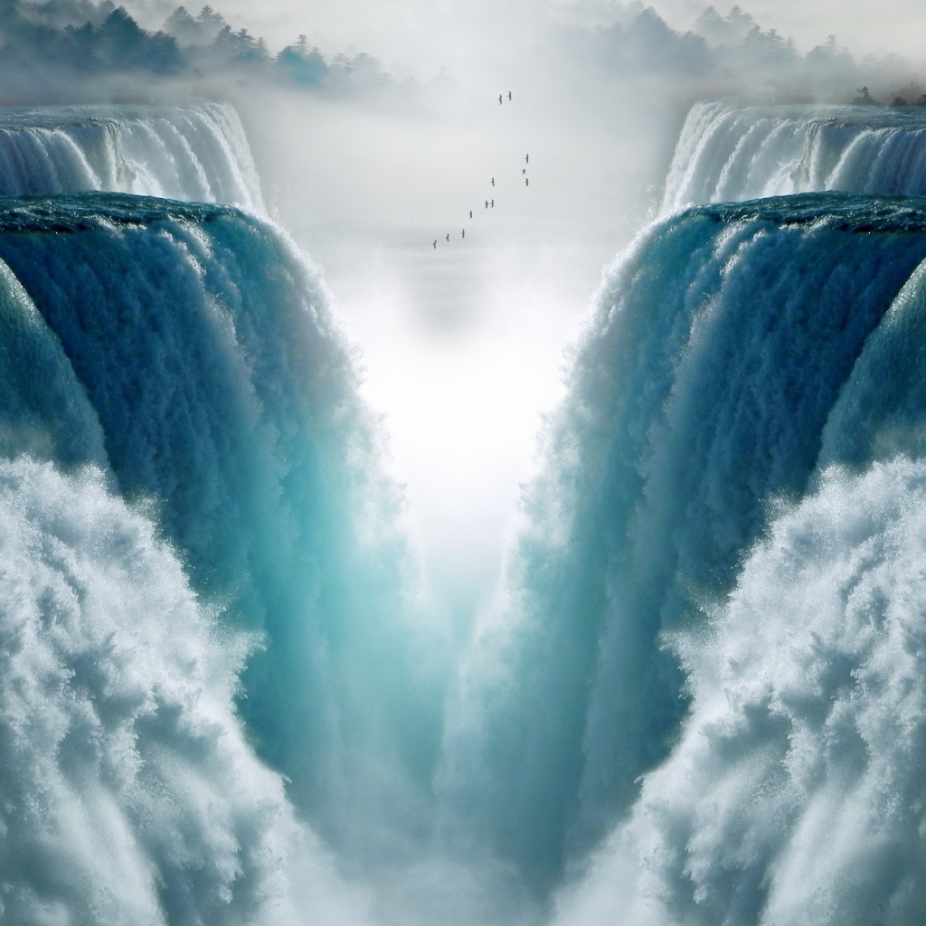 Невероятный бушующий водопад 