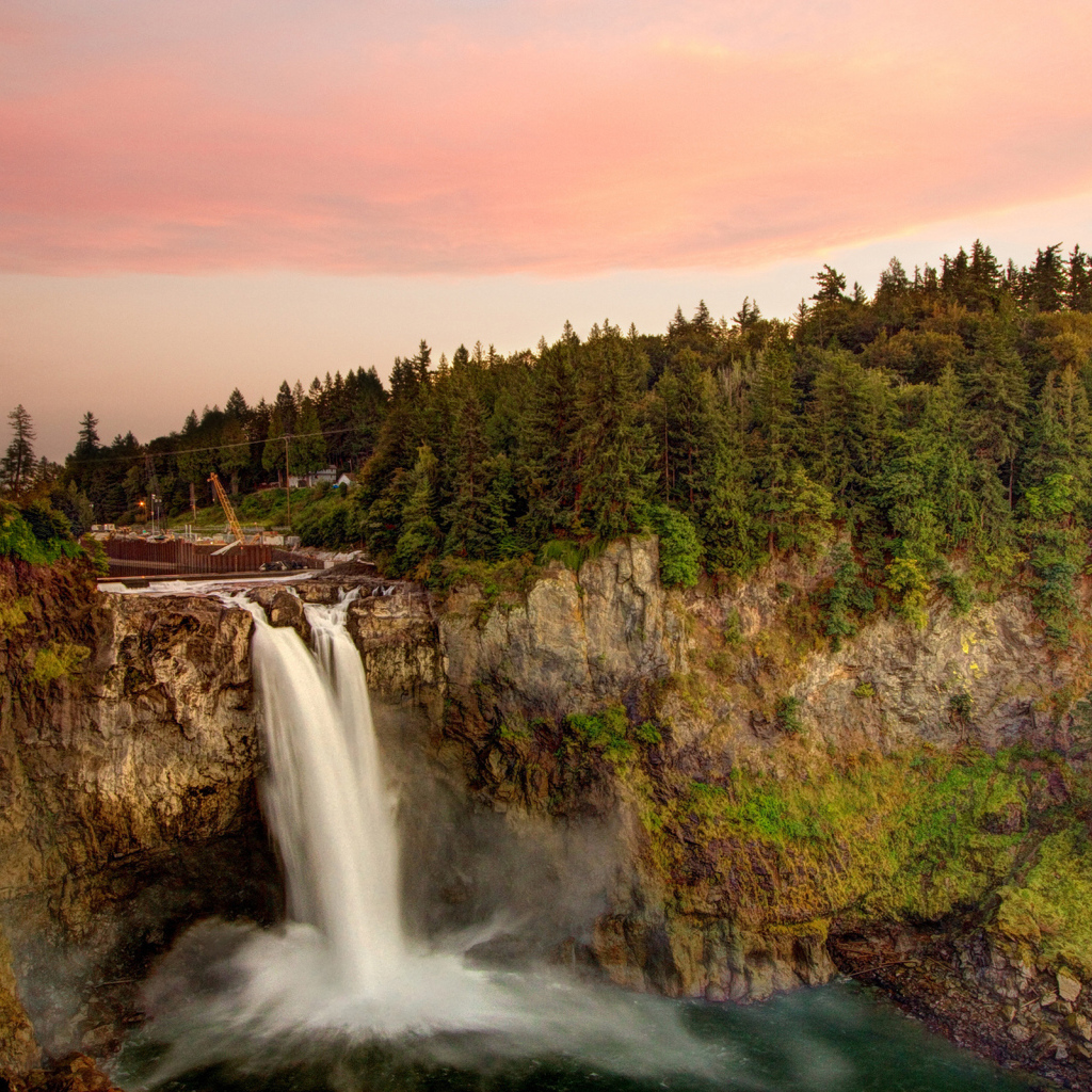 Водопад у покрытых соснами гор