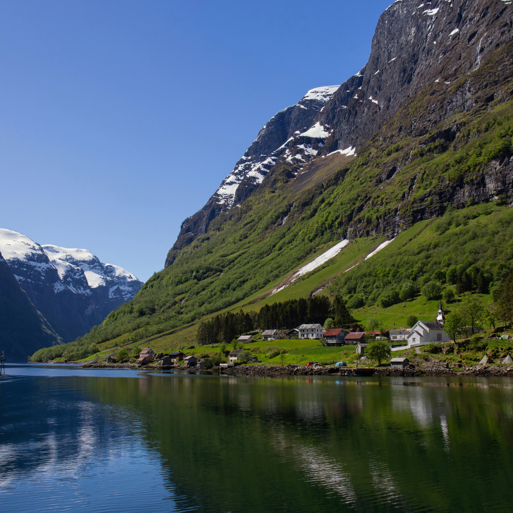 Красивый вид на фьорд под голубым небом