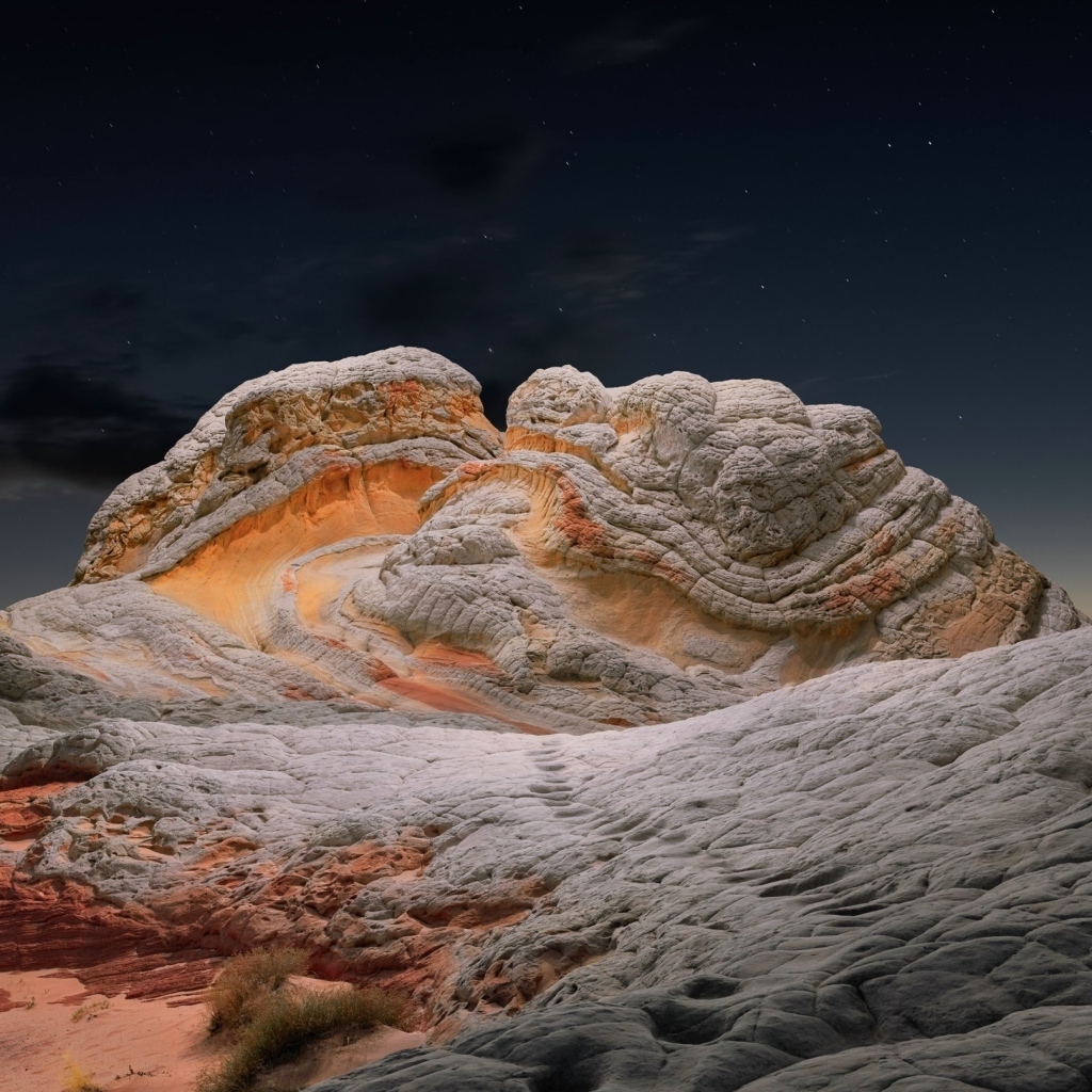 Каменное образование под звездным небом