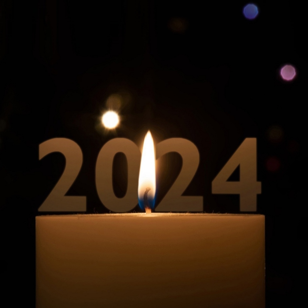 Свеча с цифрами 2024 на черном фоне