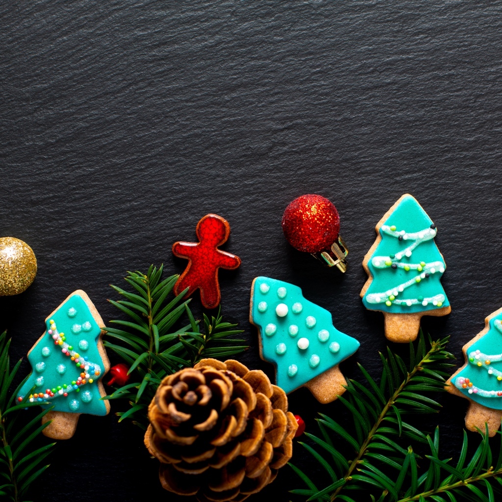 Новогоднее печенье с еловыми ветками на сером фоне