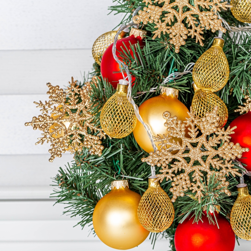 Еловые ветки и игрушки на новый год