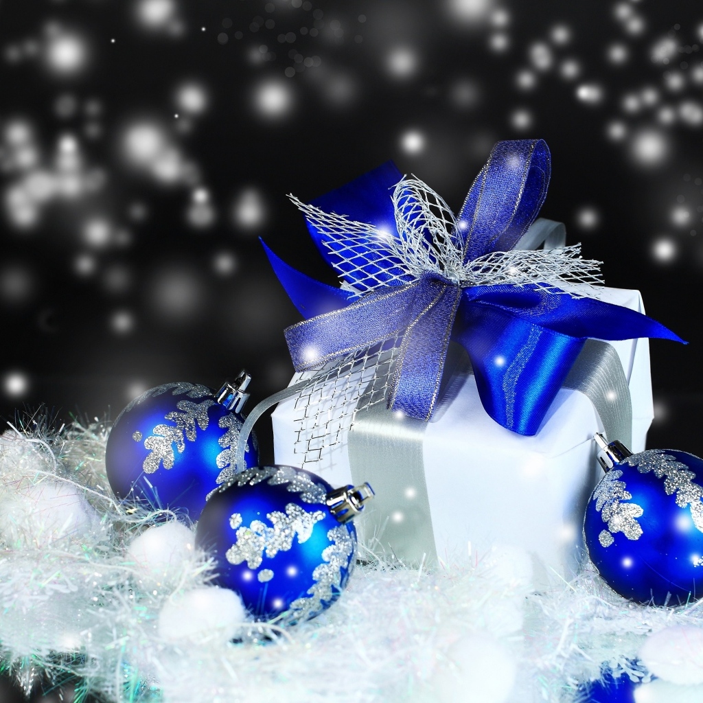 Подарок и красивые синие шарики на новый год 2024