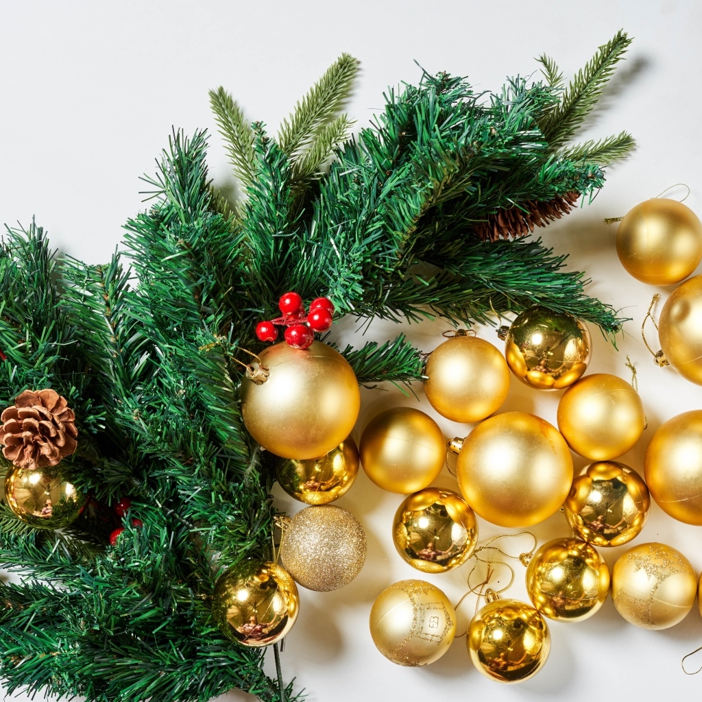 Золотистые игрушки и елочные ветки