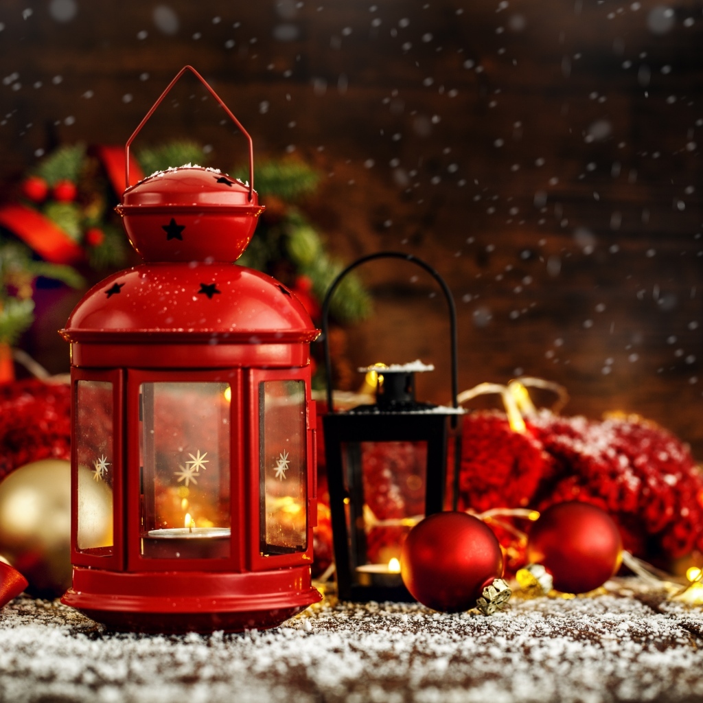 Красный фонарь и новогодние игрушки