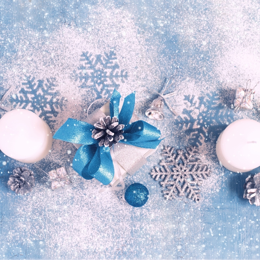 Снег и новогодний декор на голубом фоне