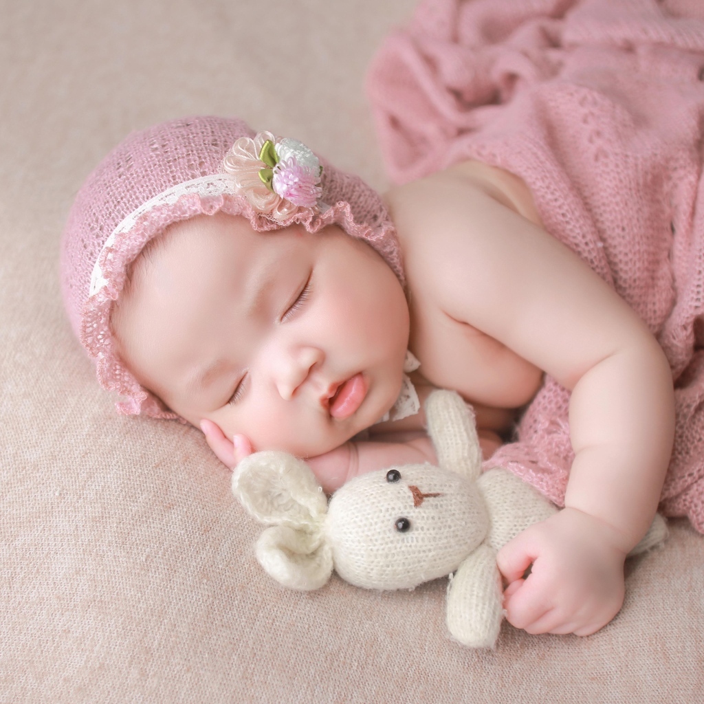 Девочка азиатка спит с игрушечным зайцем