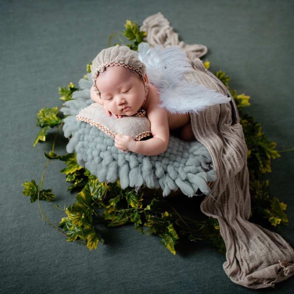 Новорожденный ребенок азиат в корзине