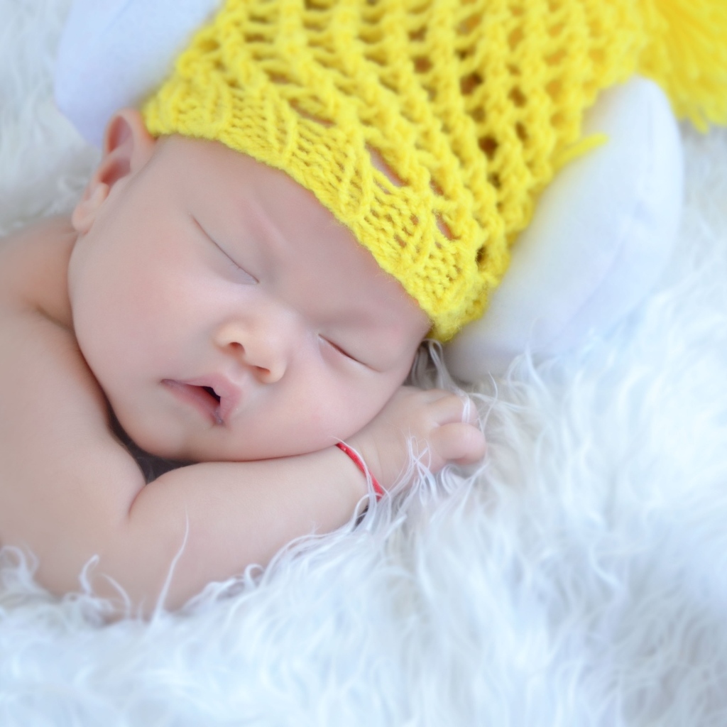 Грудной малыш в вязаной шапке
