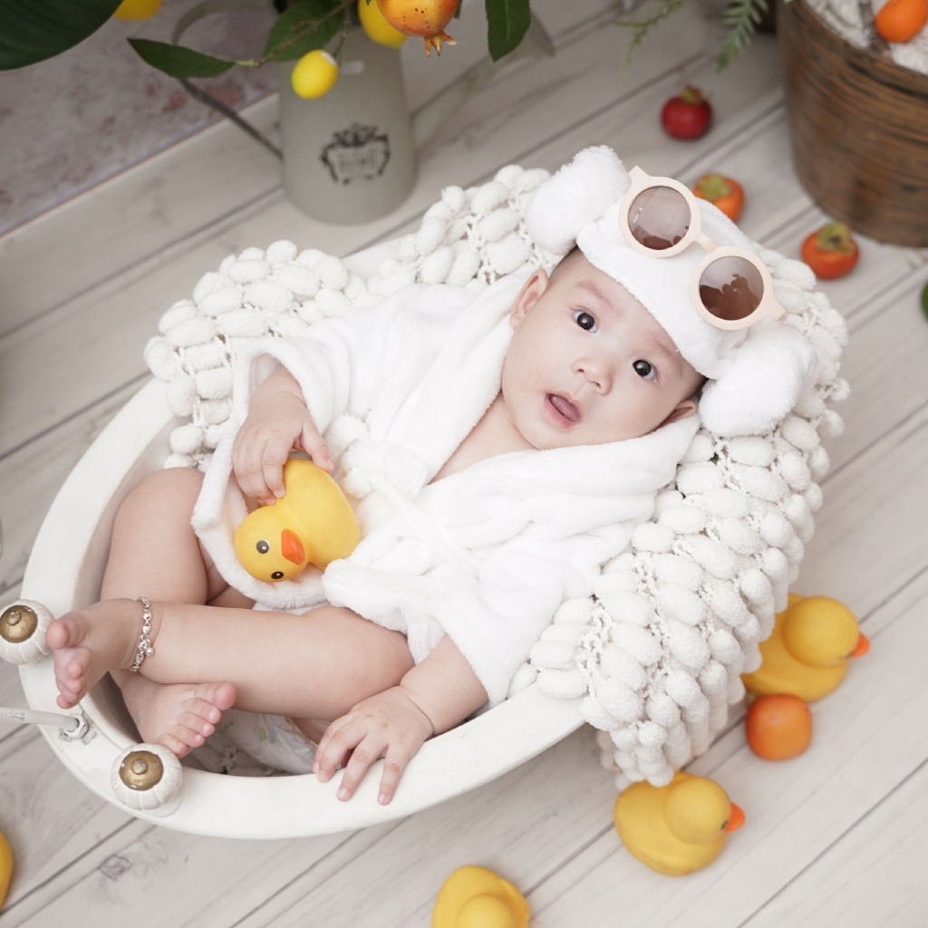 Ребенок в белой игрушечной ванной