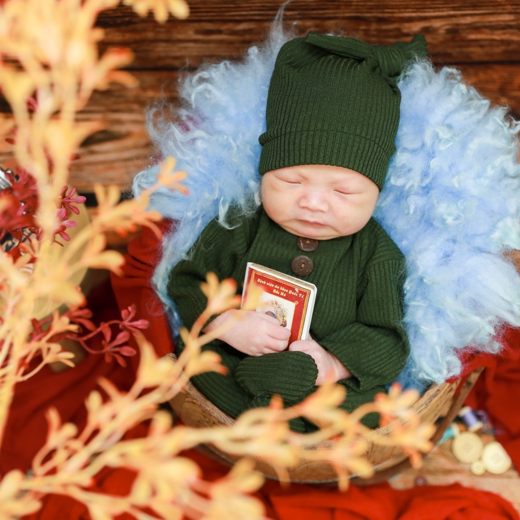 Ребенок спит в костюме с книгой