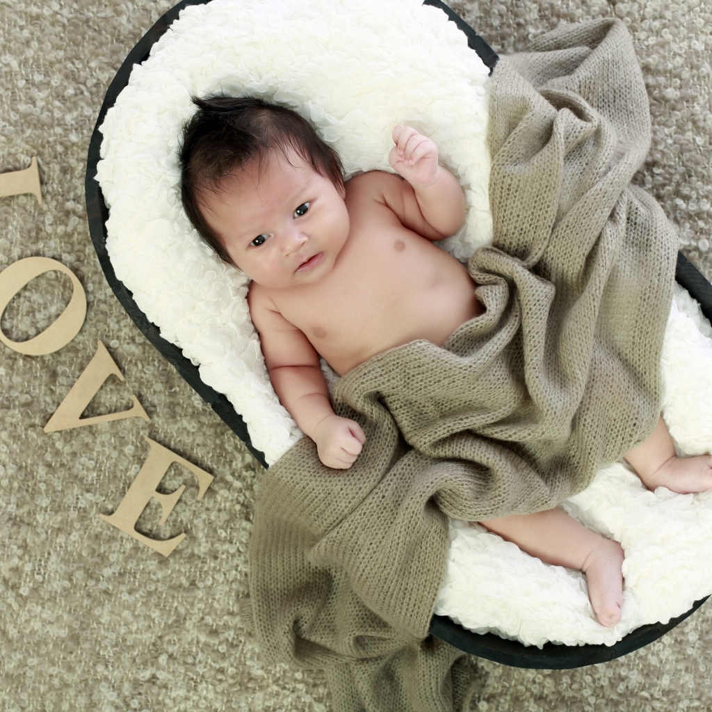 Красивый малыш с надписью любовь