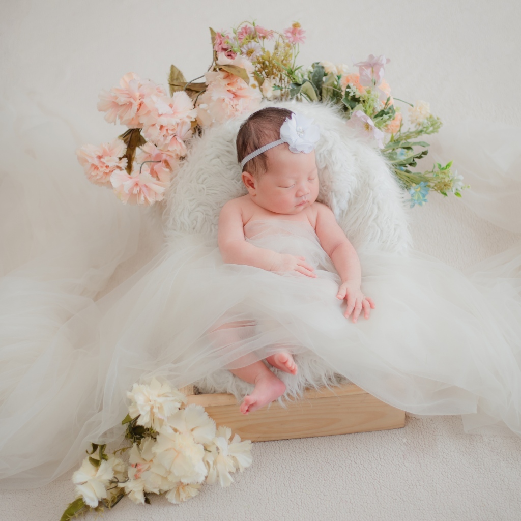 Красивая кровать с цветами для спящей красавицы