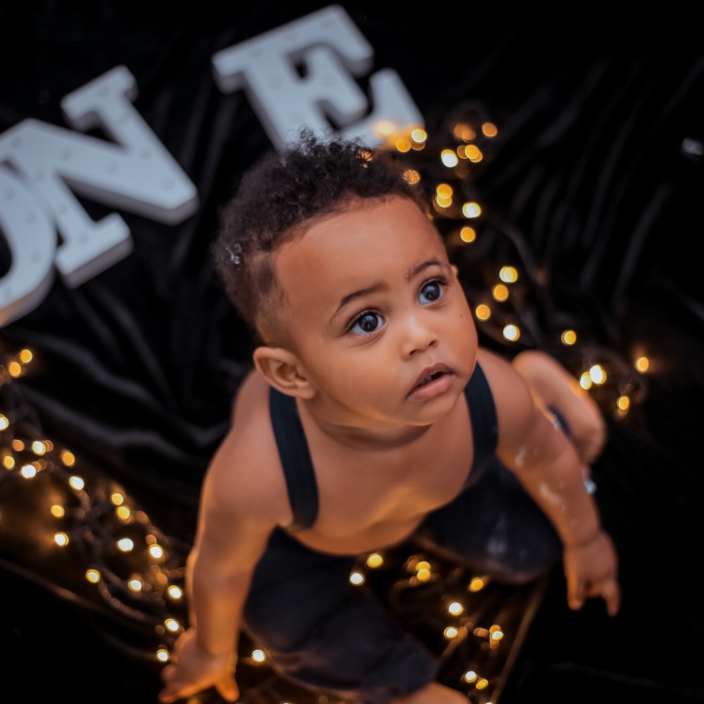 Красивый ребенок с гирляндой