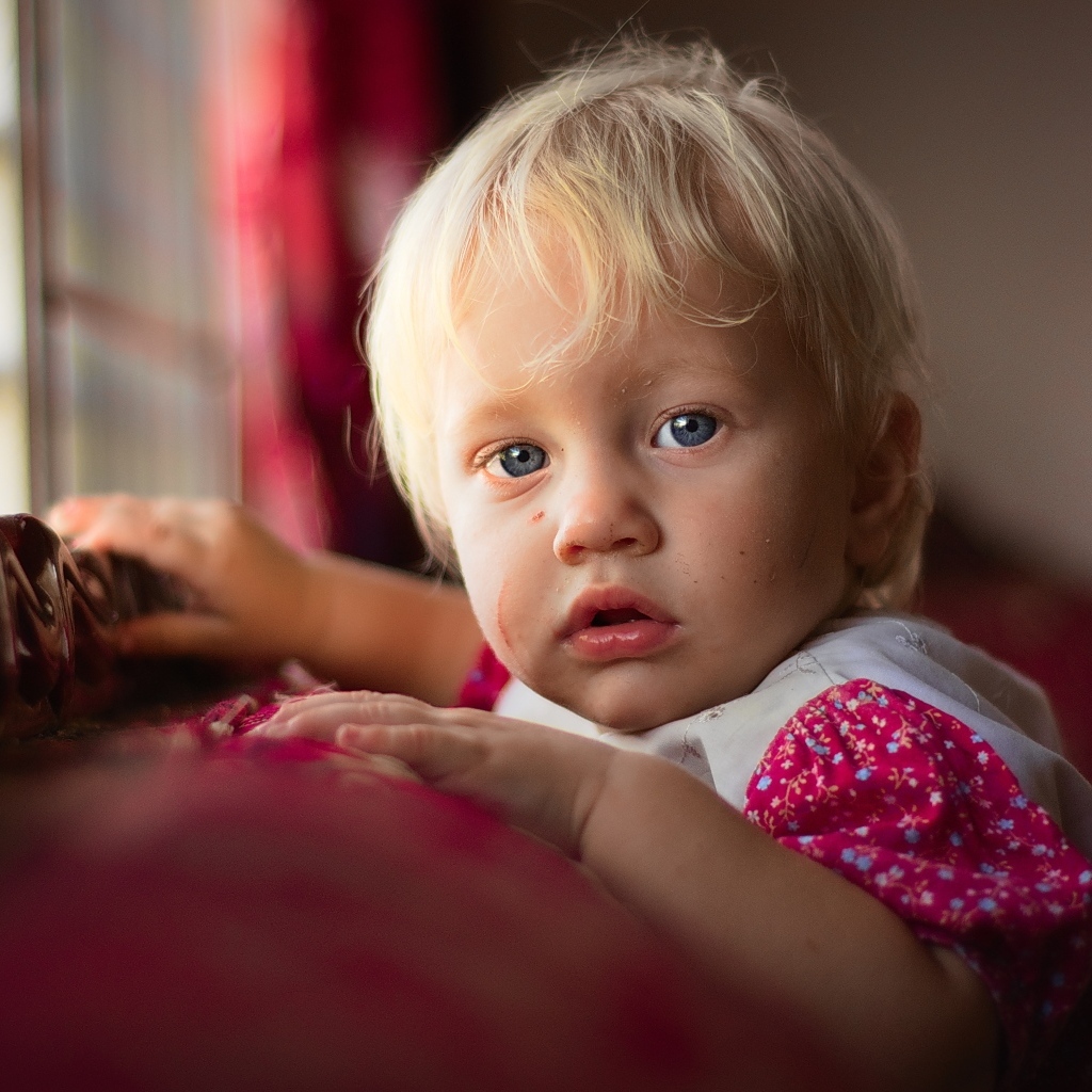 Красивая девушка с голубыми глазами