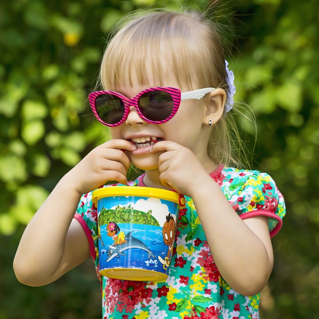 Красивая маленькая девочка в очках