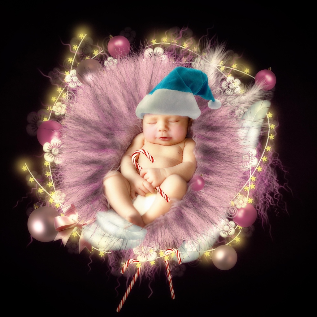 Красивый новорожденный ребенок в колыбели на черном фоне