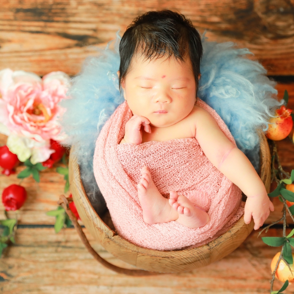 Красивый спящий ребенок с декором