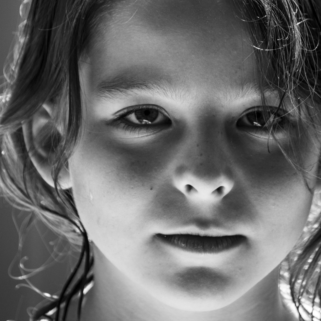 Черно-белое фото маленькой грустной девочки