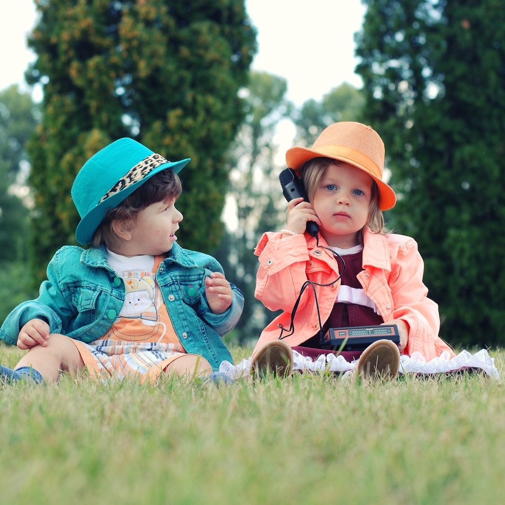 Мальчик и девочка играют на поляне