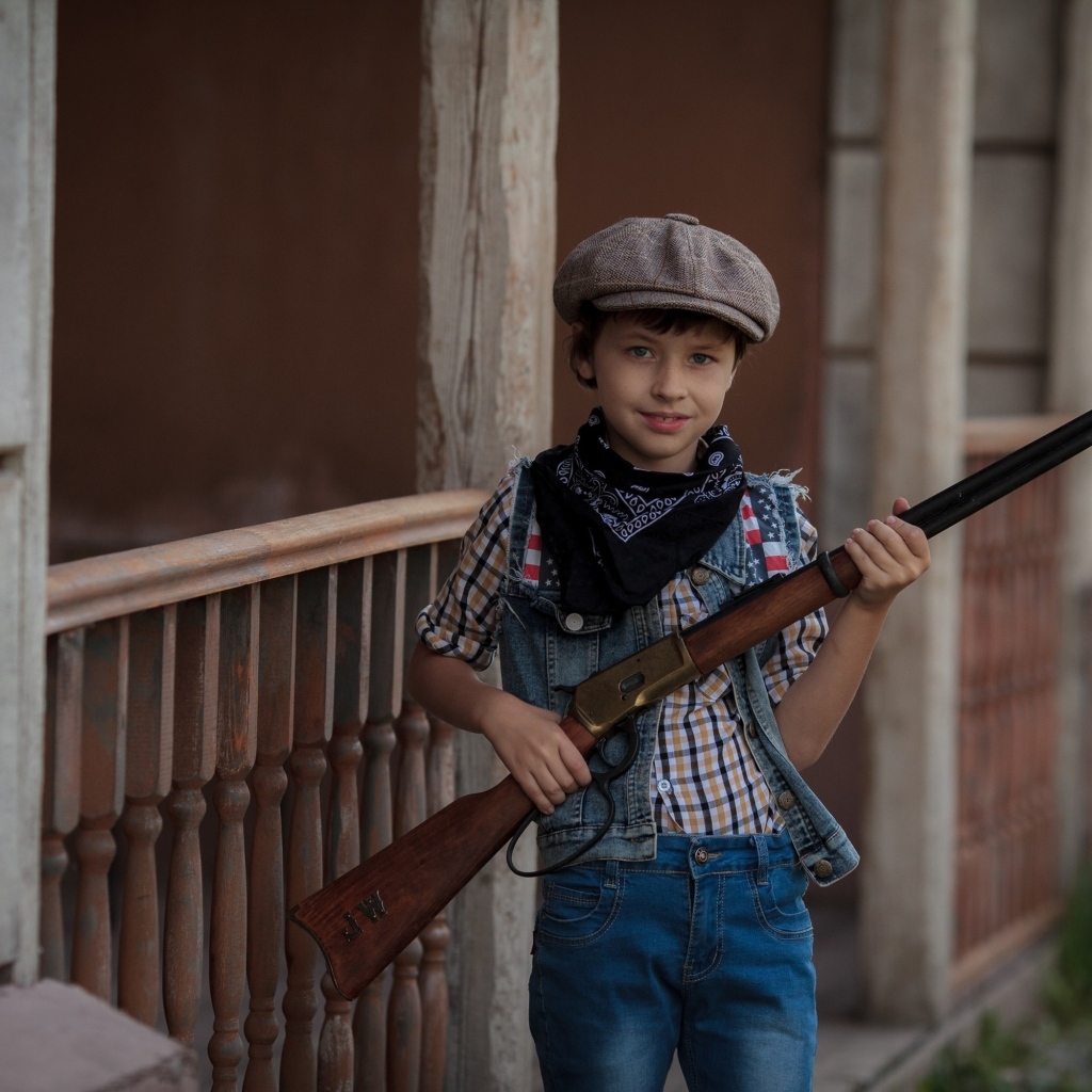 Мальчик охотник с ружьем в руках