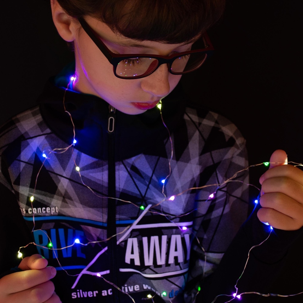 Мальчик в очках с гирляндой