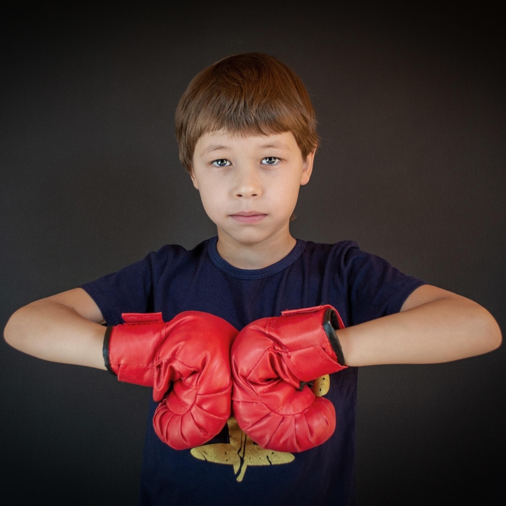 Мальчик в красных боксерских перчатках