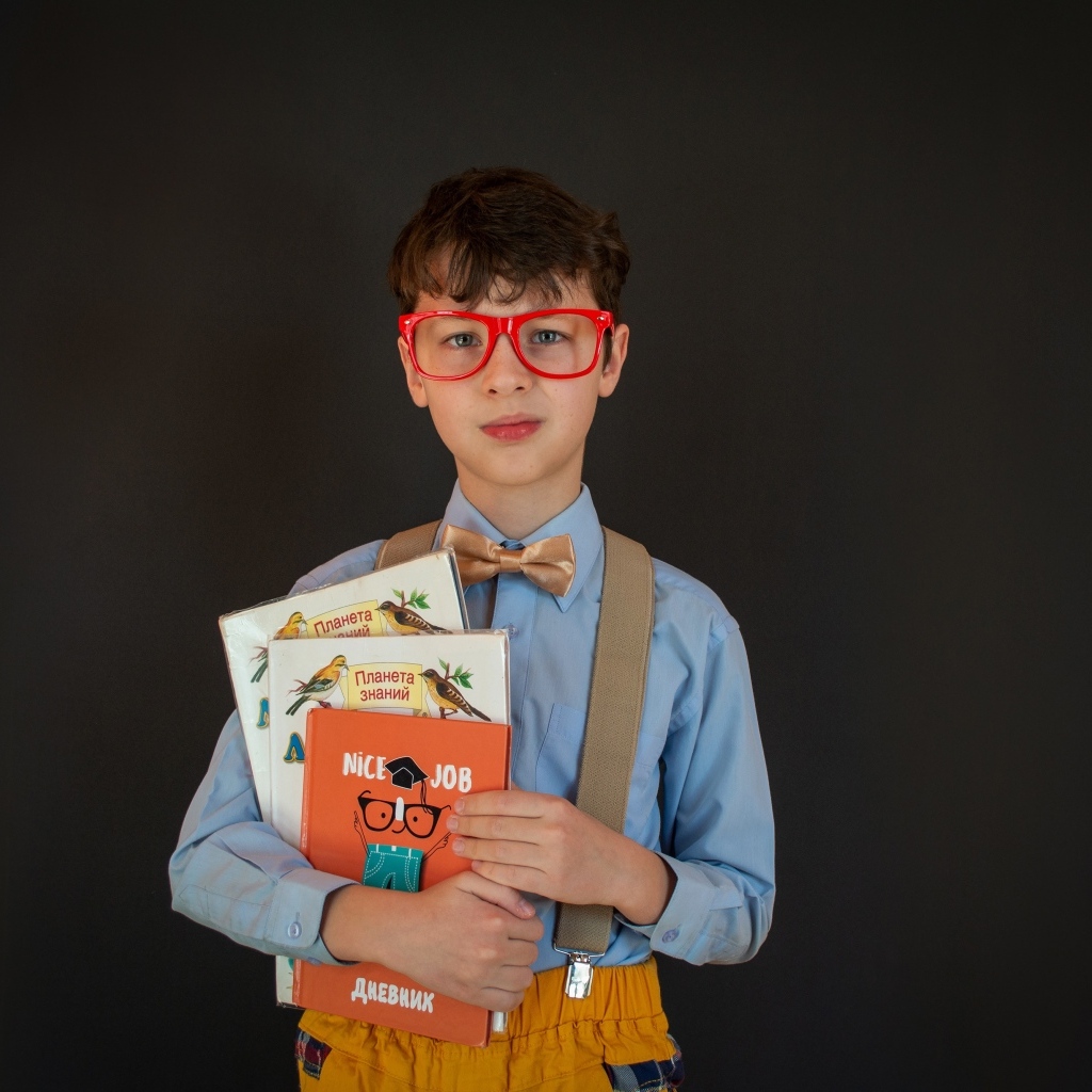 Мальчик школьник с книгами в руке 