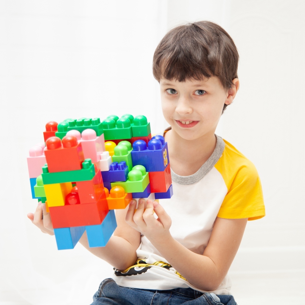 Мальчик с конструктором в руках