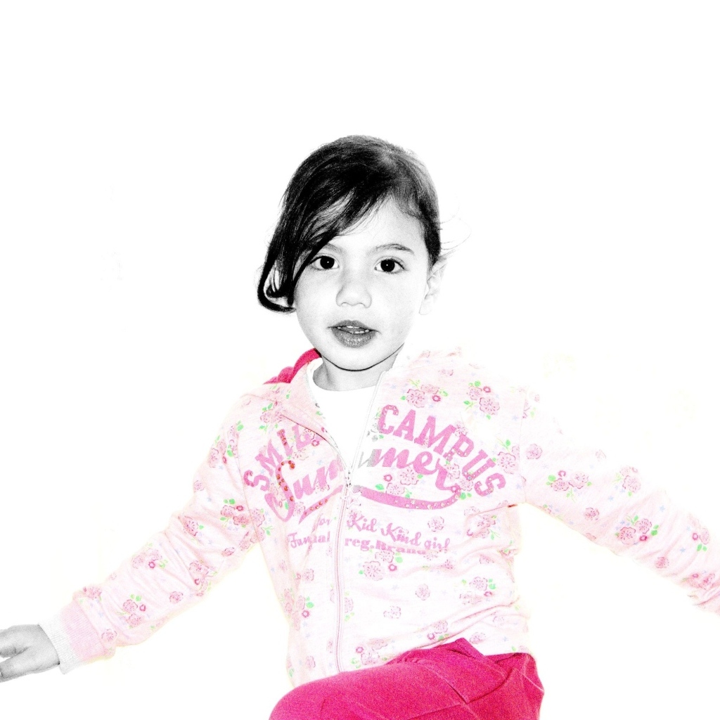 Кареглазая девочка в костюме на белом фоне