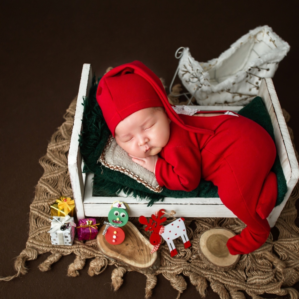 Милый ребенок в красном костюме