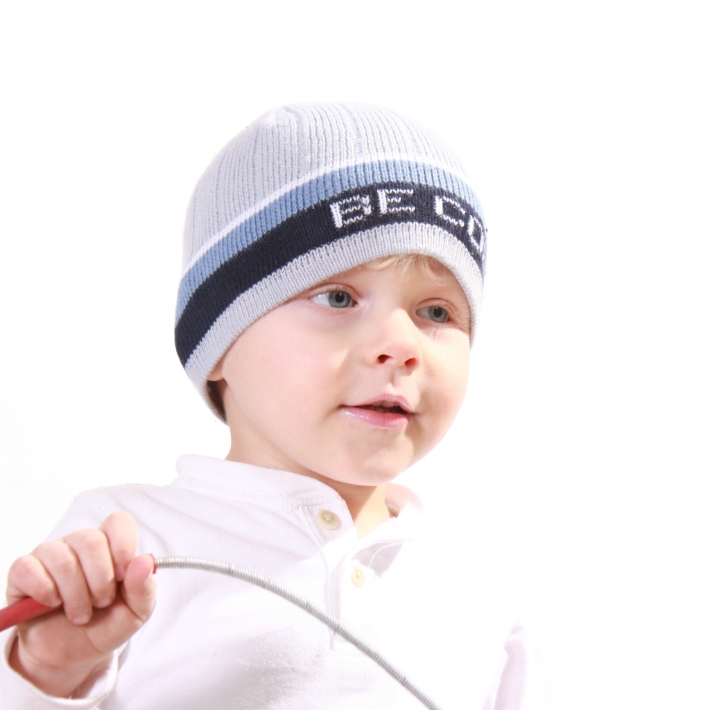 Милый мальчик в шапке на белом фоне